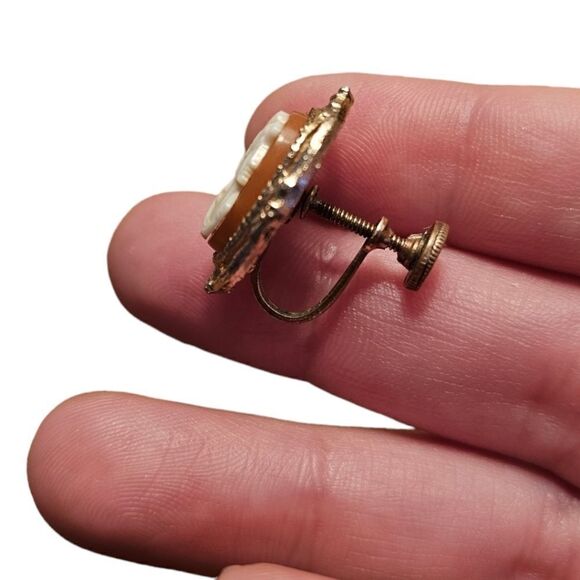 Vintage Cameo Screwback Earrings - Picture 9 of 10